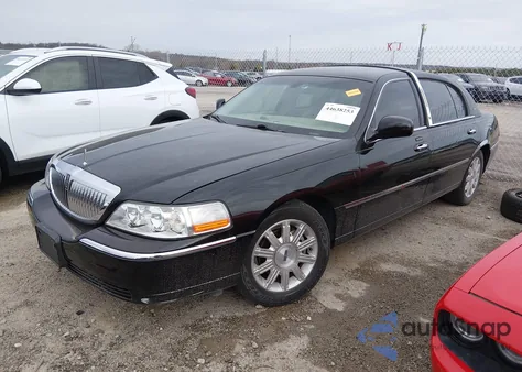 2008 Lincoln Town Car Signature L из США, поврежденный, VIN 2LNHM85V18X648742